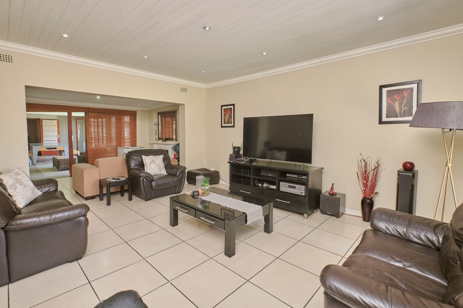 6 Bedroom Property for Sale in Oakglen Western Cape